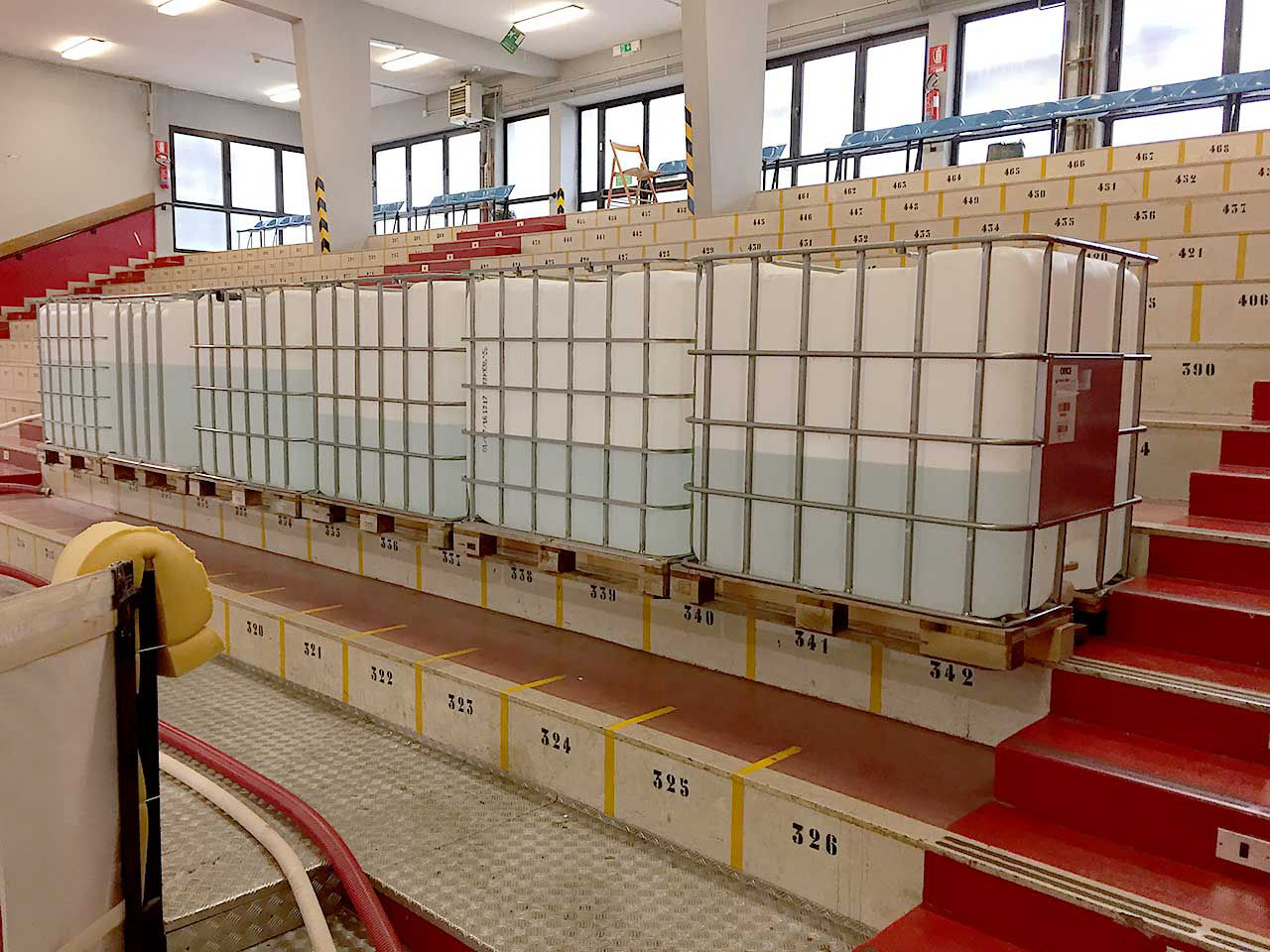 Prove di carico sulle gradinate mediante serbatoi acqua