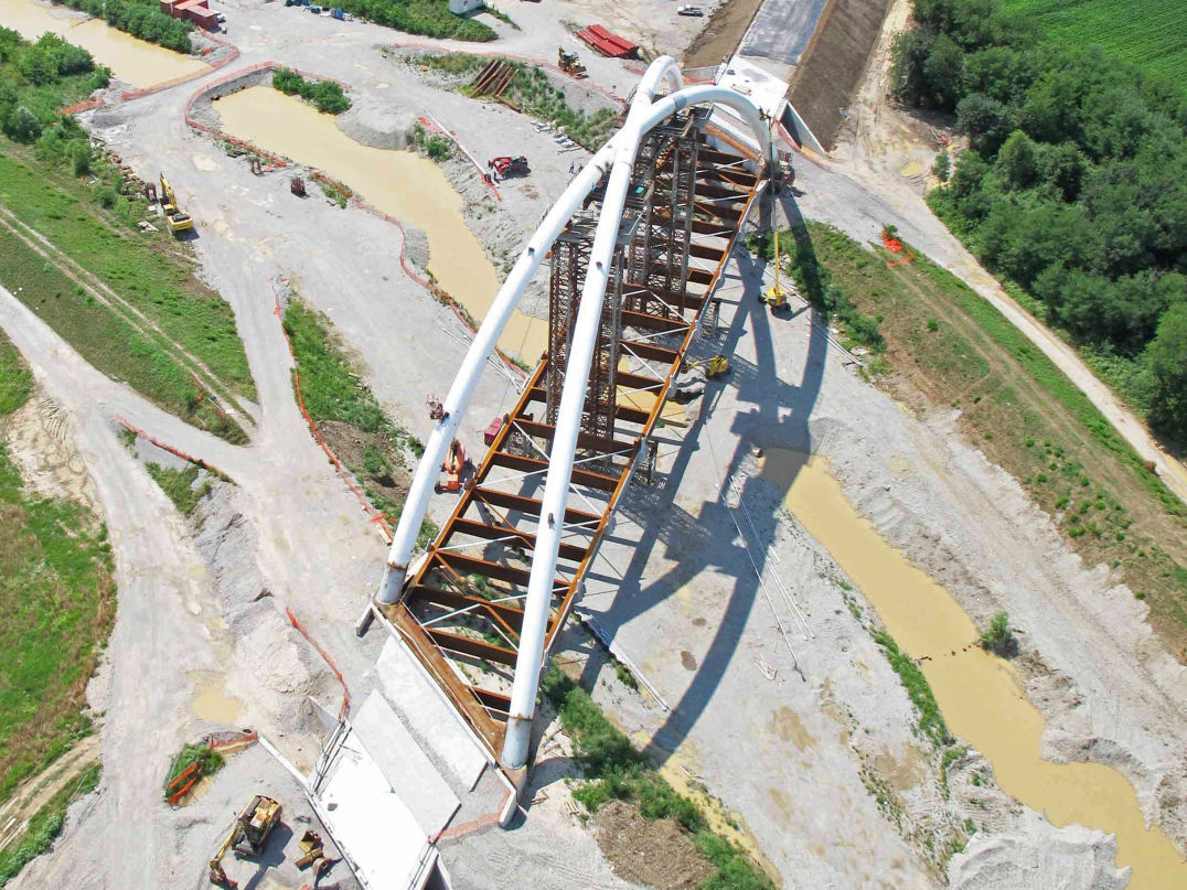 vista aerea della costruzione del ponte a Mariano del Friuli